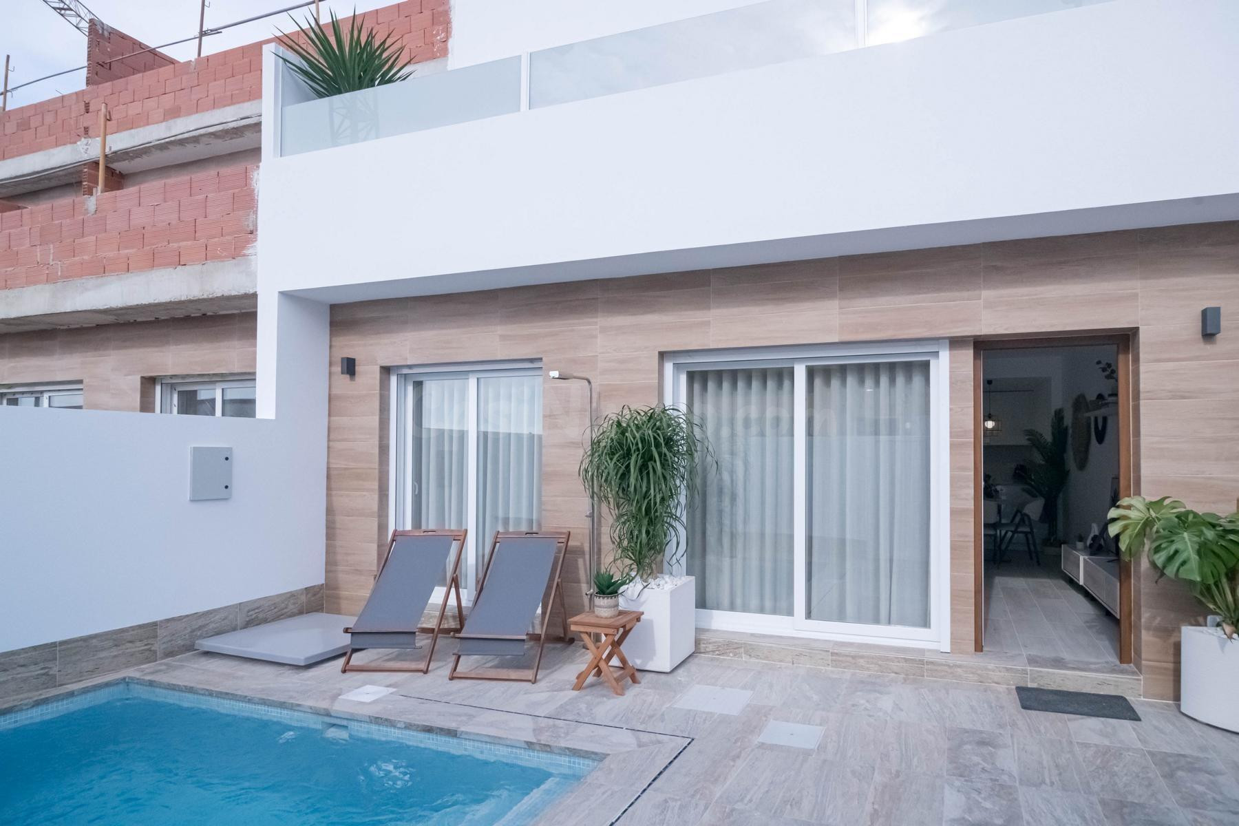 Casa adosada de obra nueva de 3 dormitorios con piscina privada en Avileses, Murcia