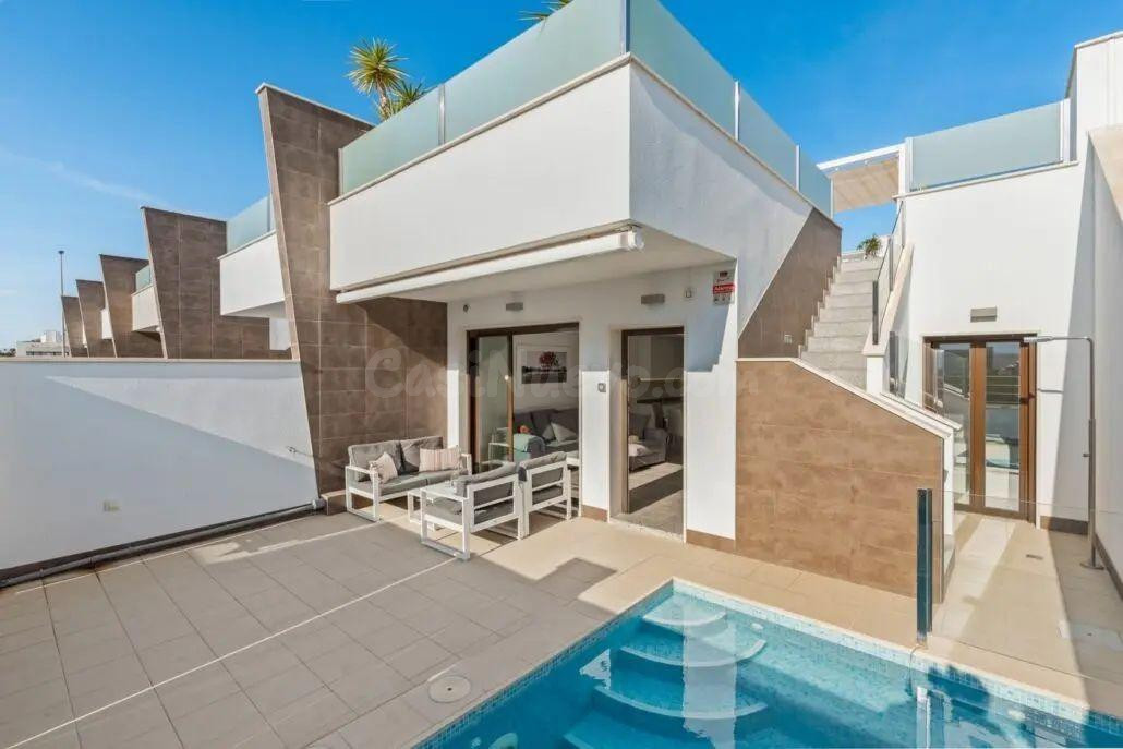 Moderna casa adosada de 3 dormitorios con piscina privada y amplio solárium en San Pedro del Pinatar