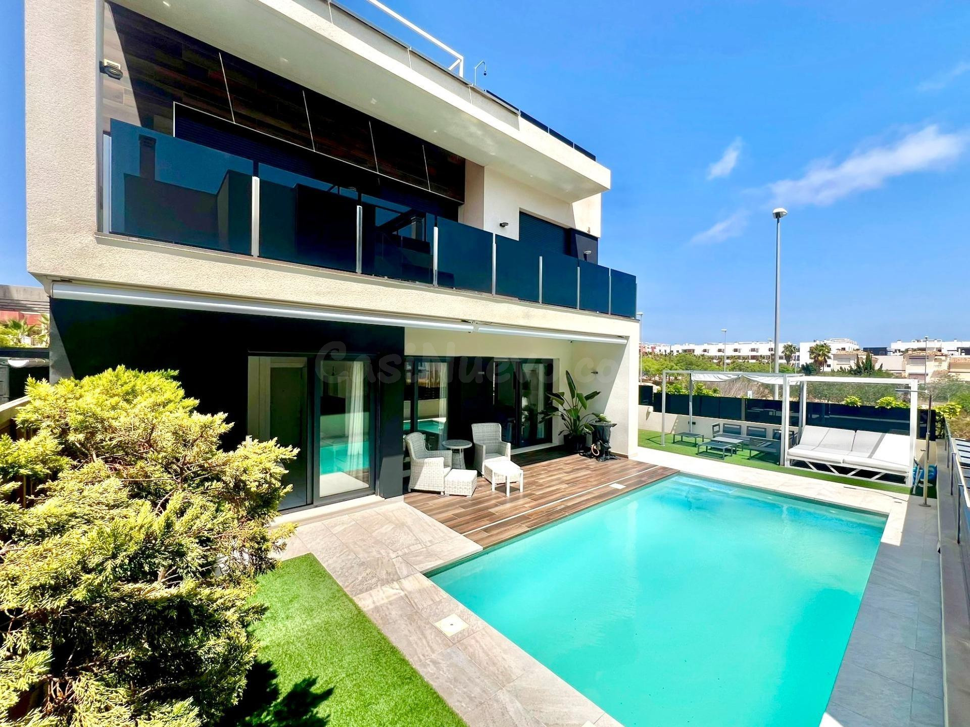 Villa moderna con piscina privada en Lomas de Cabo Roig