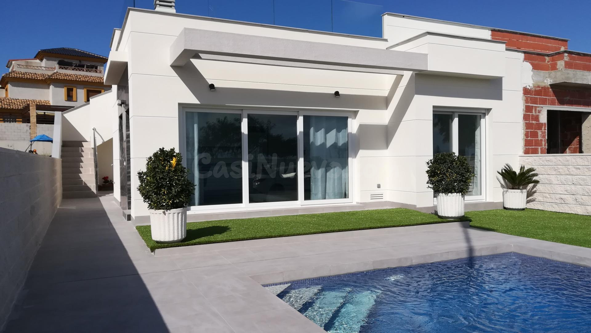LLAVE EN MANO Chalet adosado de 3 dormitorios con piscina privada en Los Montesinos