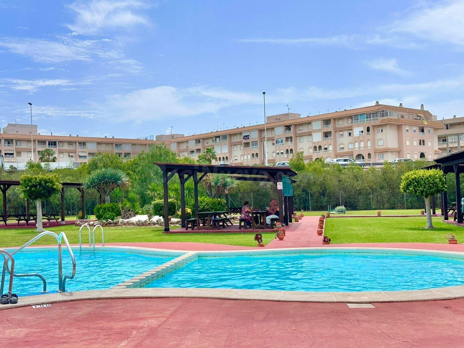 Bungalow con azotea privada y licencia turística – Torrevieja (Parque de las Naciones)