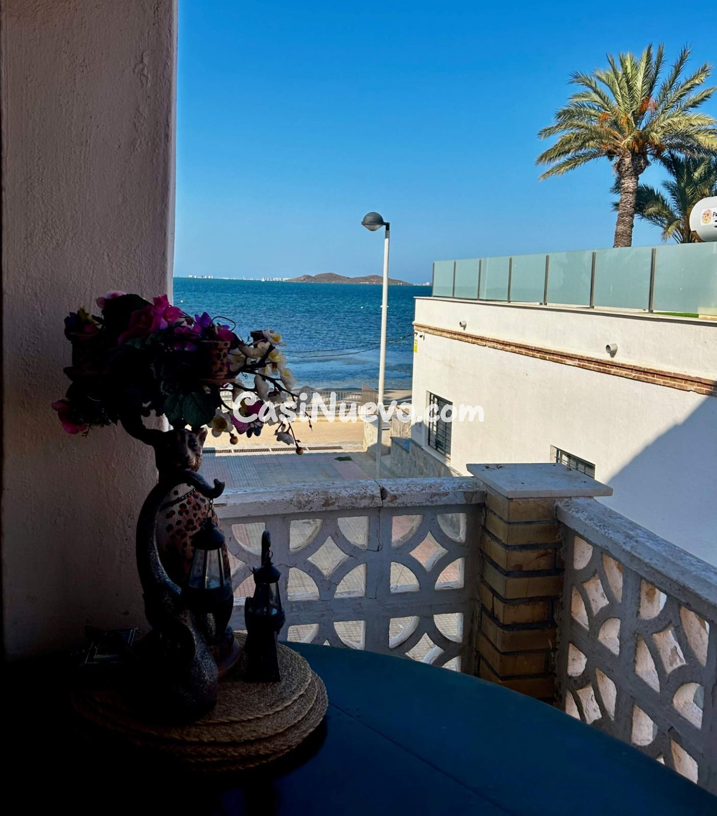 ¡Casa de ensueño de varios niveles junto a la playa a solo 5