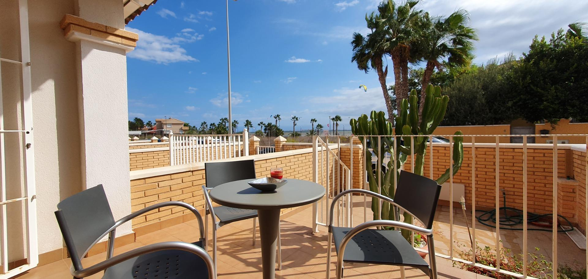 Dúplex en primera línea de playa con impresionantes vistas al mar – Los Alcázares