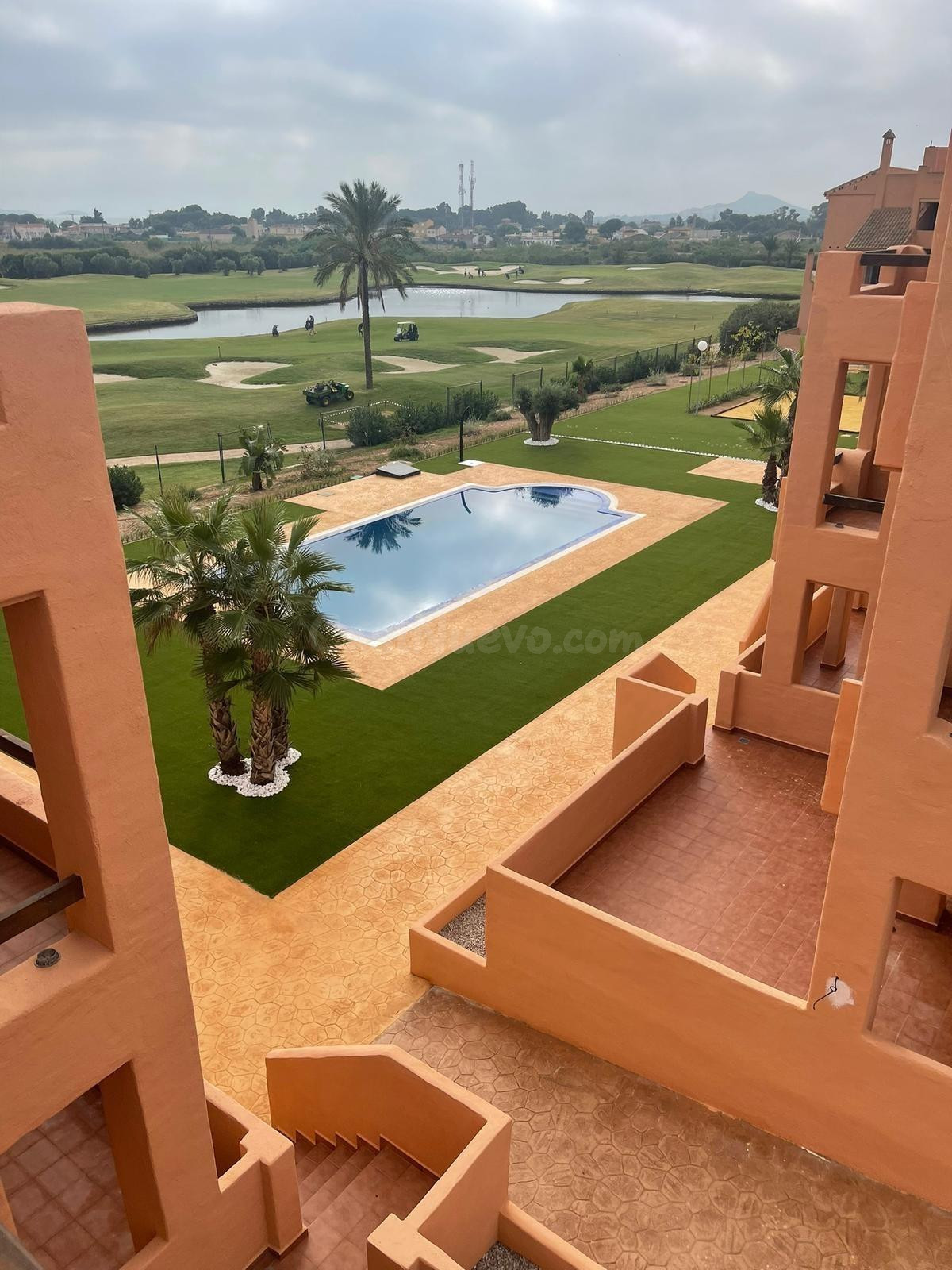 Luminoso ático en planta alta con terraza, piscina y garaje – Los Alcázares