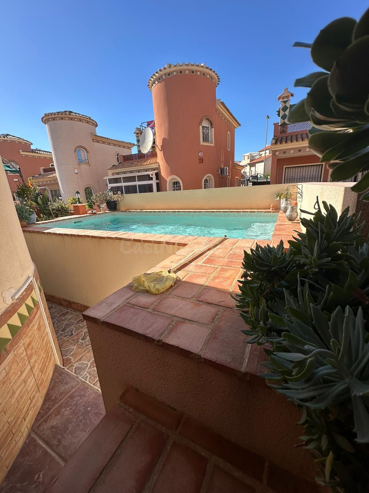 Encantadora villa familiar en Lomas de Cabo Roig: ¡Moderna comodidad con garaje privado y piscina!