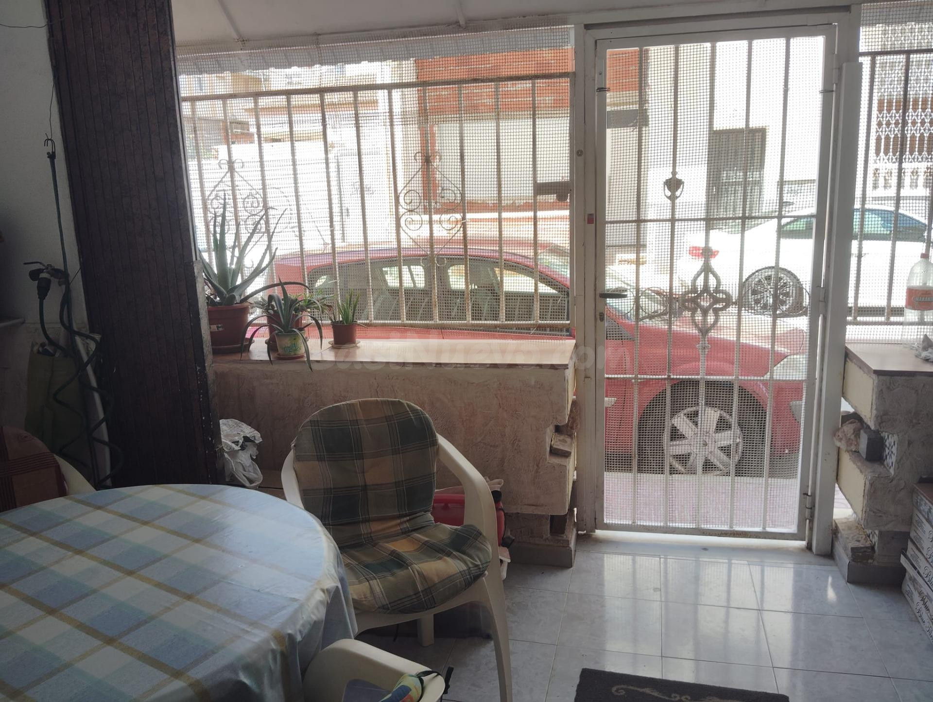 ¡Amplio apartamento en planta baja con techos altos en Torrevieja!