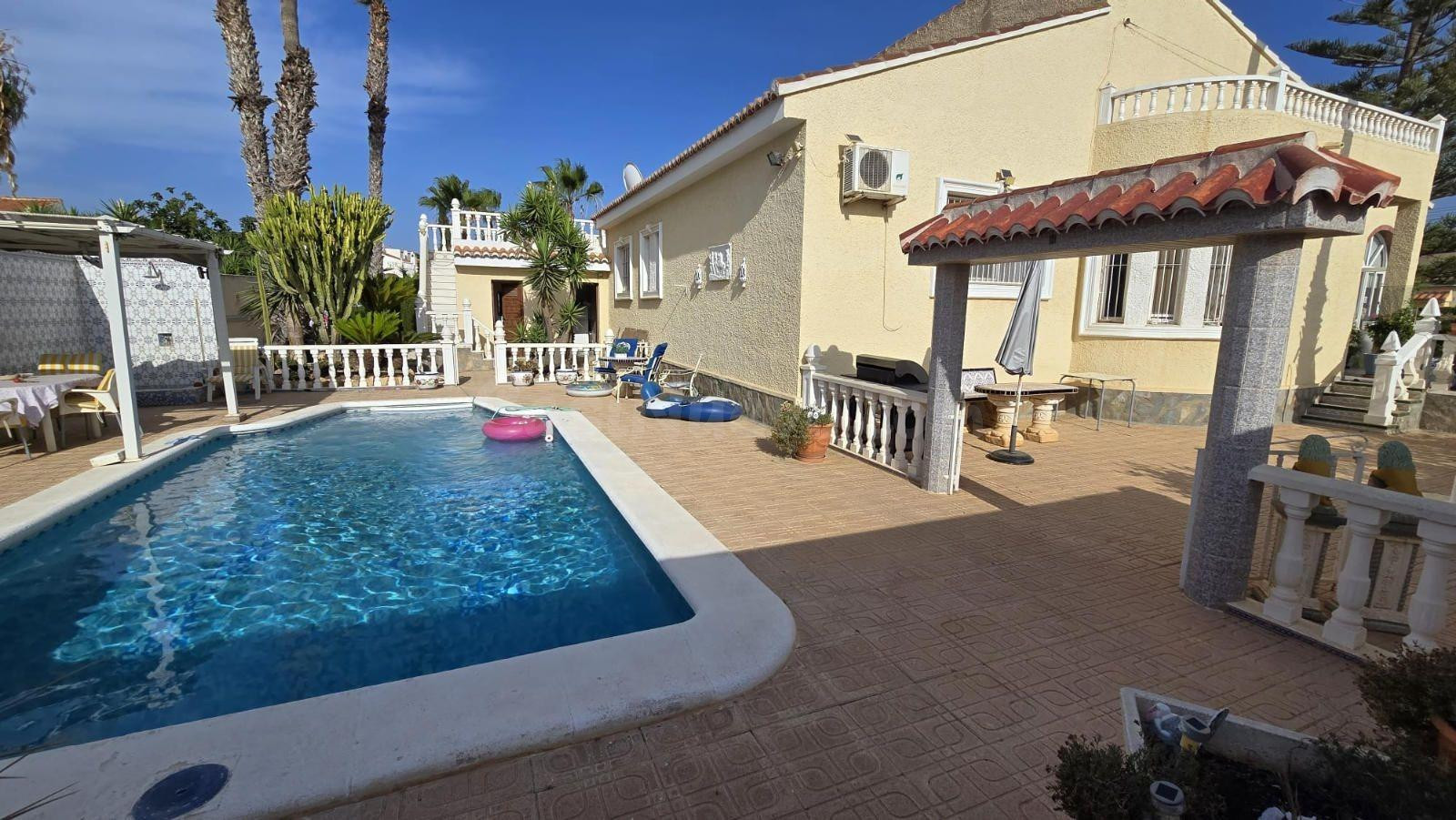 Chalet independiente en una sola planta con piscina privada y parcela de 800 m2