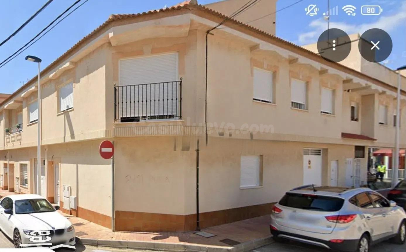 ¡Amplia casa adosada con energía solar y garaje en San Pedro del Pinatar!