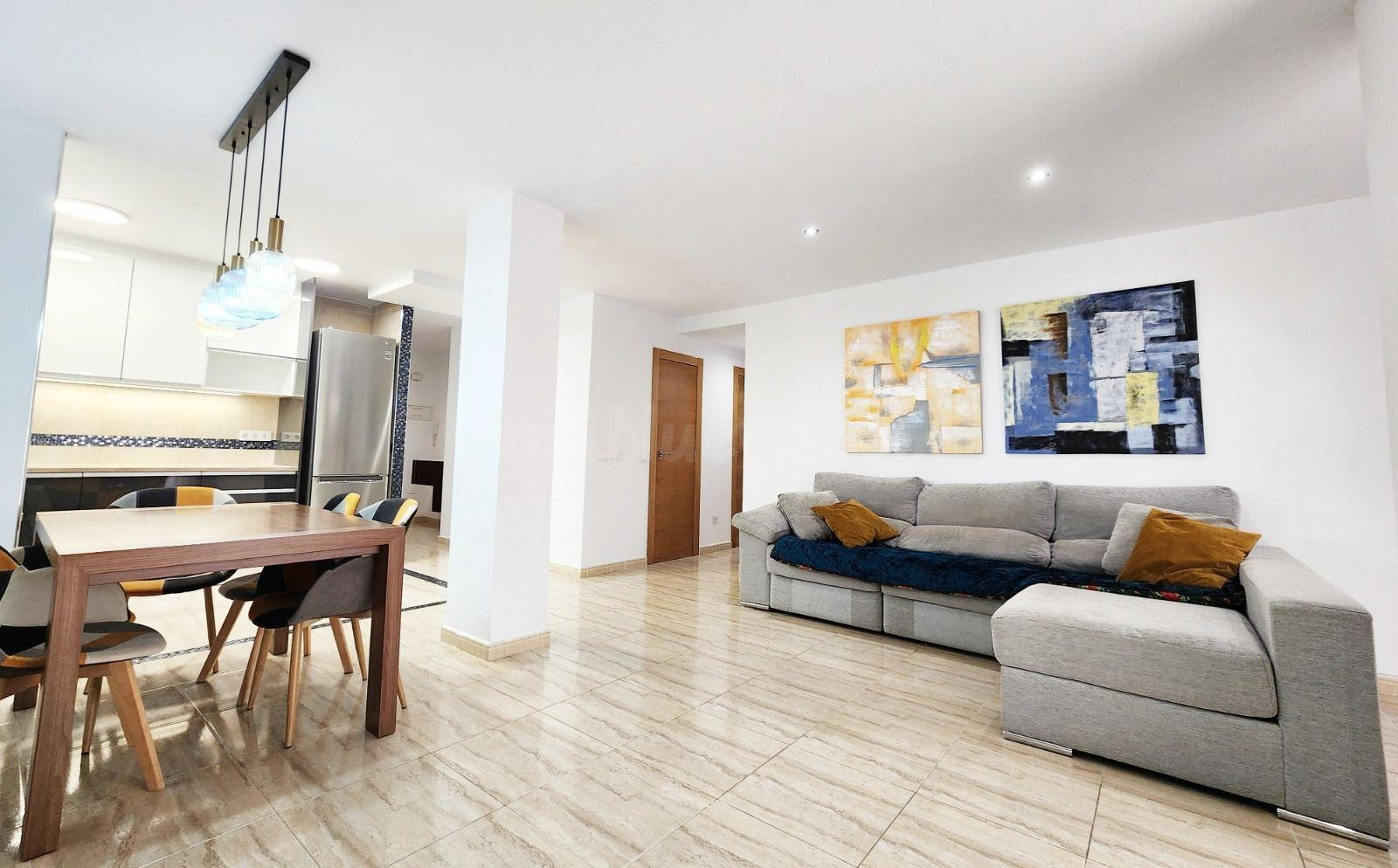 ¡Luminoso apartamento entre Playa del Cura y Los Locos, Torrevieja!