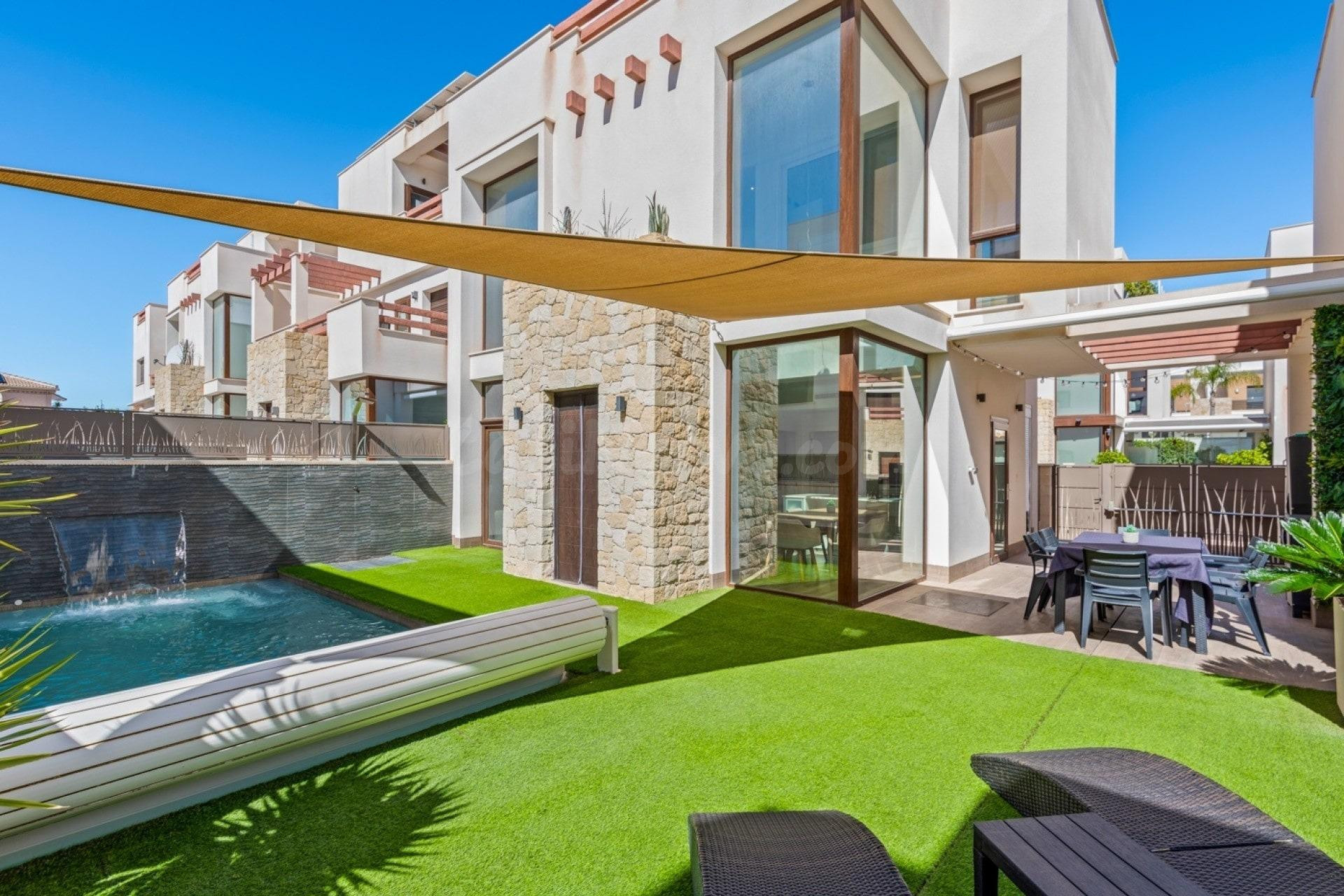 Vivienda moderna con piscina privada en Ciudad Quesada