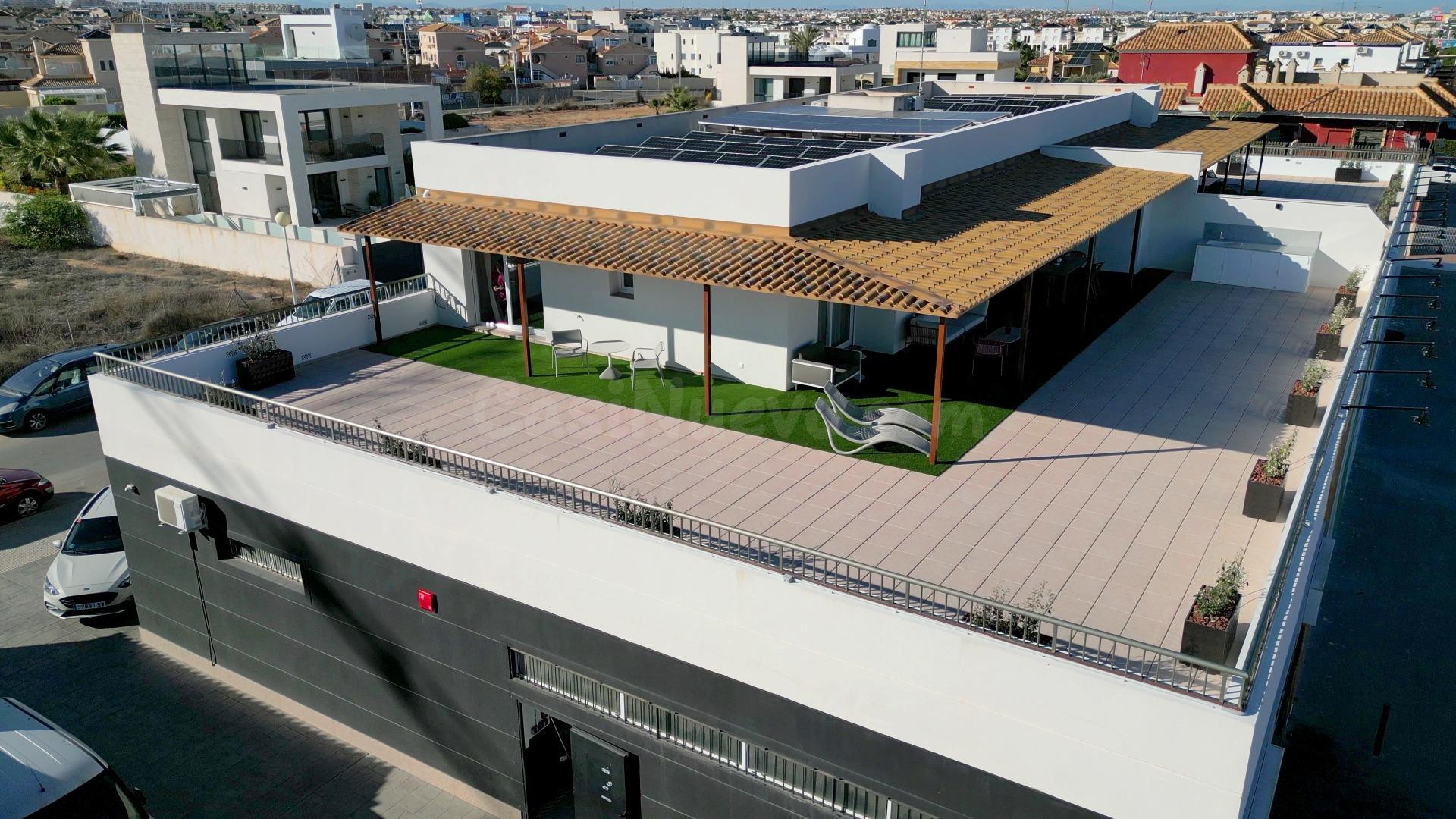 Ático de lujo con terraza privada de 250 m2 en La Zenia - Orihuela Costa
