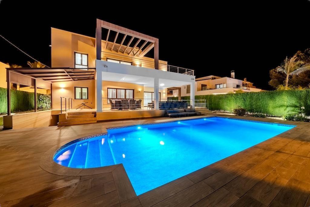 Cabo Roig – Villa de Lujo Exclusiva a 300 Metros del Mar
