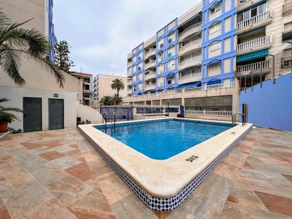 Apartamento soleado de 3 dormitorios en la playa • A 20 m del mar • Torrevieja
