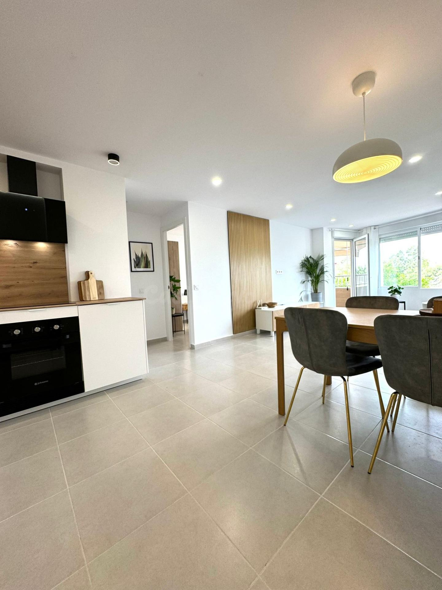 Moderno apartamento de 3 dormitorios • Vistas al mar y al puerto deportivo • Listo para entrar a vivir • Torrevieja