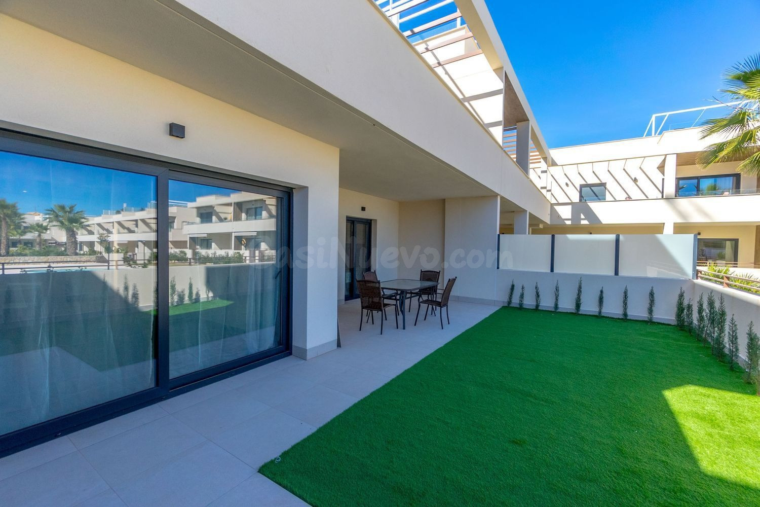 Impresionante apartamento en planta baja de 2 dormitorios • La Veleta • A 200 m de la playa
