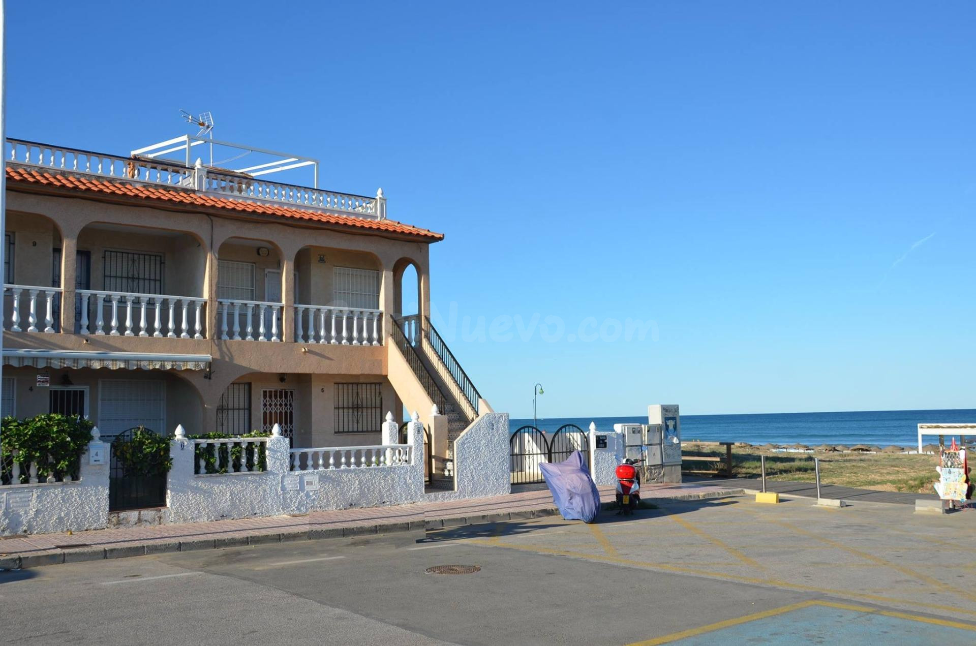 Casa adosada en primera línea de playa con acceso directo a la playa y vistas al mar • La Mata / Los Europeos, Torrevieja