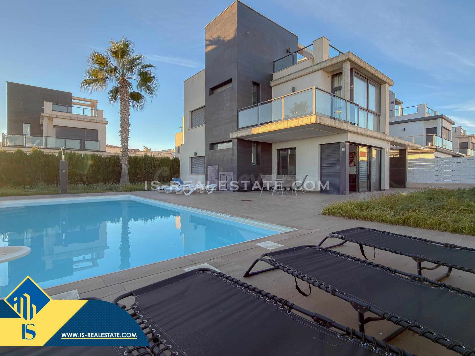 Elegante Villa con 500 metros de parcela en Lomas de Cabo Roig con Vista al Mar