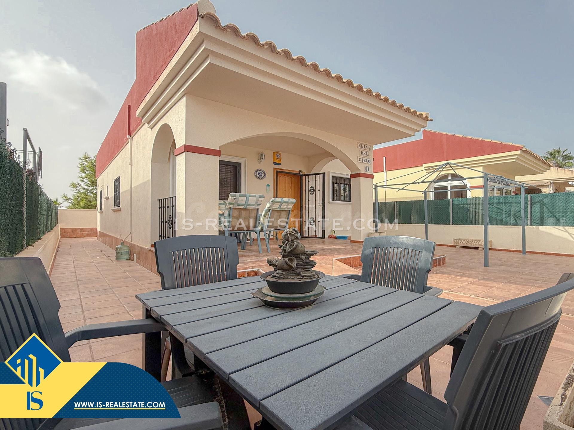 Novedad! Exclusivo chalet diseñado con excelentes calidades en urbanización privada de Aguas Nuevas con piscina comunitaria