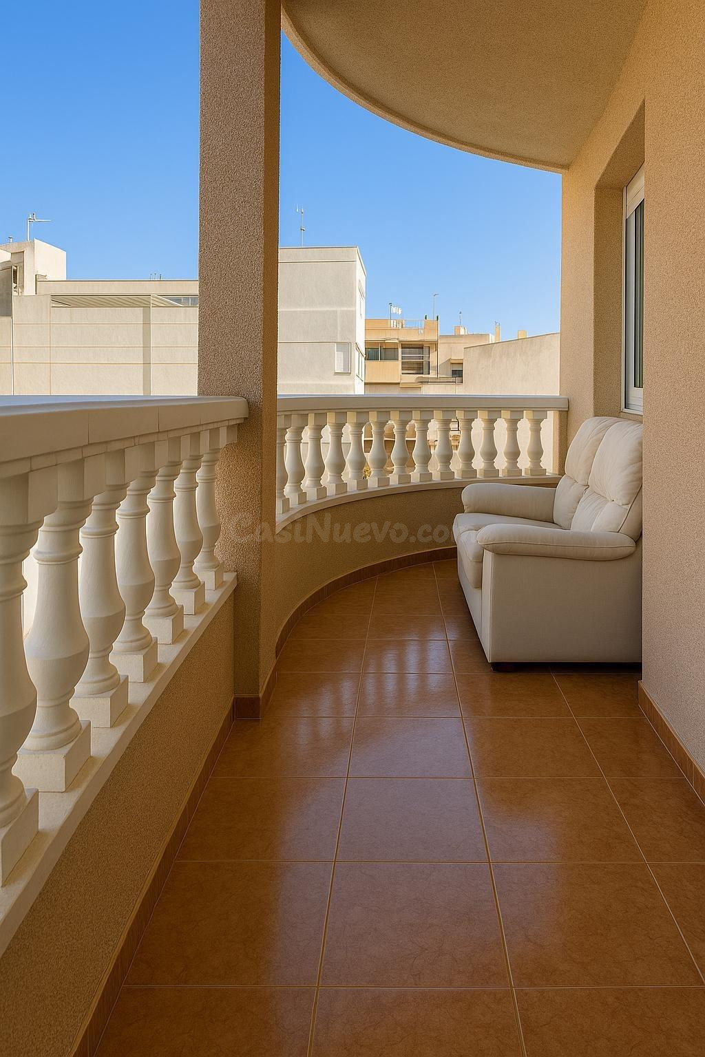 APARTAMENTO DE 2 DORMITORIOS CON GRAN TERRAZA A 600 METROS DEL MAR - ZONA CENTRO TORREVIEJA -