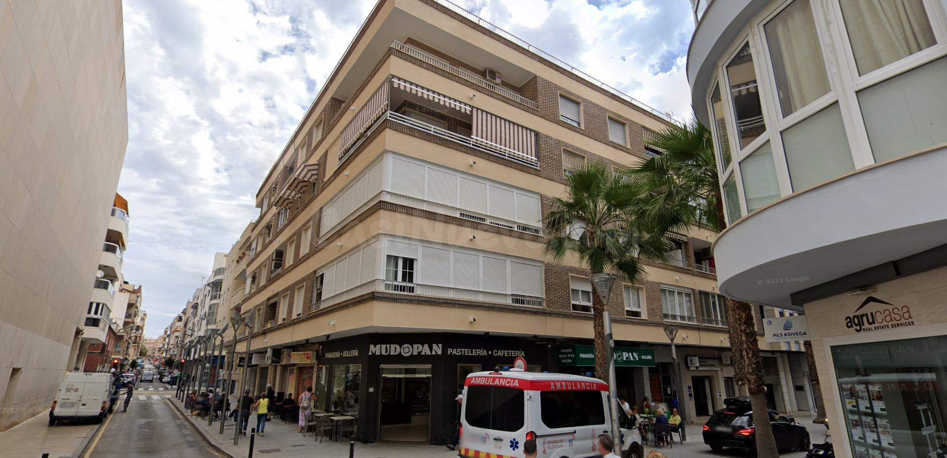 Amplio Apartamento en el Corazón de Torrevieja, a Solo 400 Metros del Mar