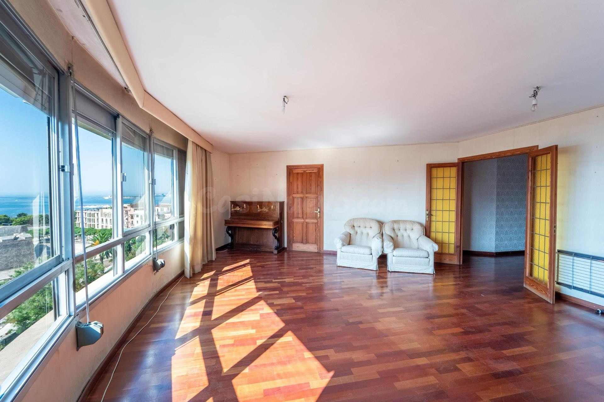 NEGOCIABLE - Amplio piso con espectaculares vistas al mar – Oportunidad de reforma con gran potencial