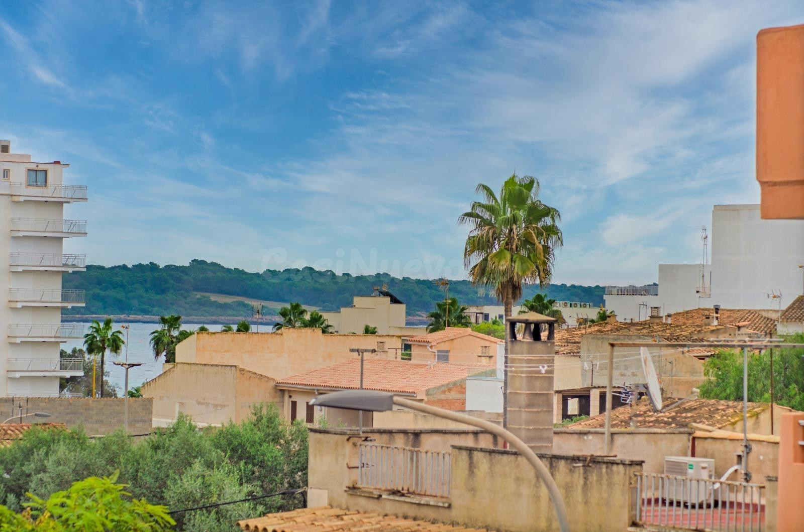 Apartamento de 3 habitaciones recién renovado con gran terraza y vistas parciales al mar – a pocos pasos del mar