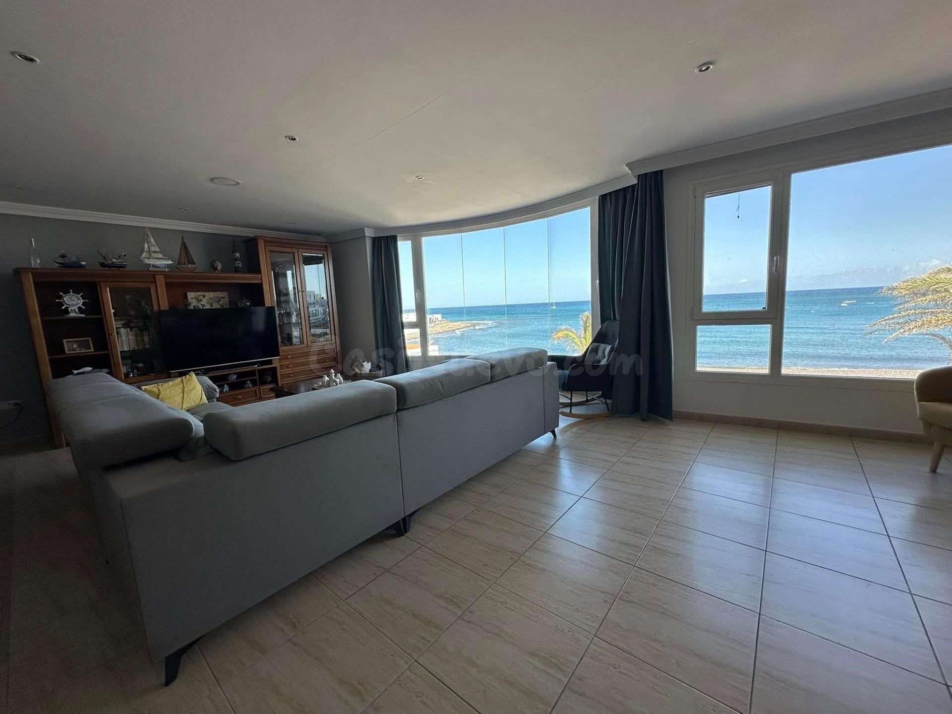 Espectacular Apartamento de 153 m2 en Primera Línea de Playa con Impresionantes Vistas al Mar