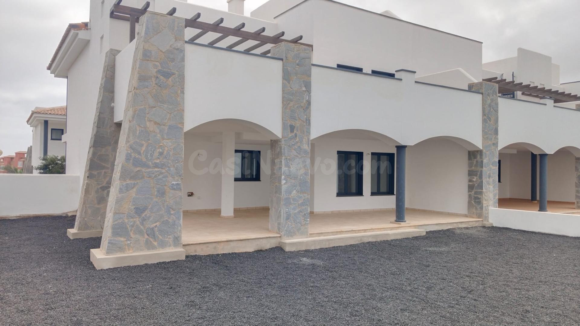 Apartamento en Planta Baja con Amplia Terraza, Jardín Privado y Garaje – Las Arenas, Corralejo