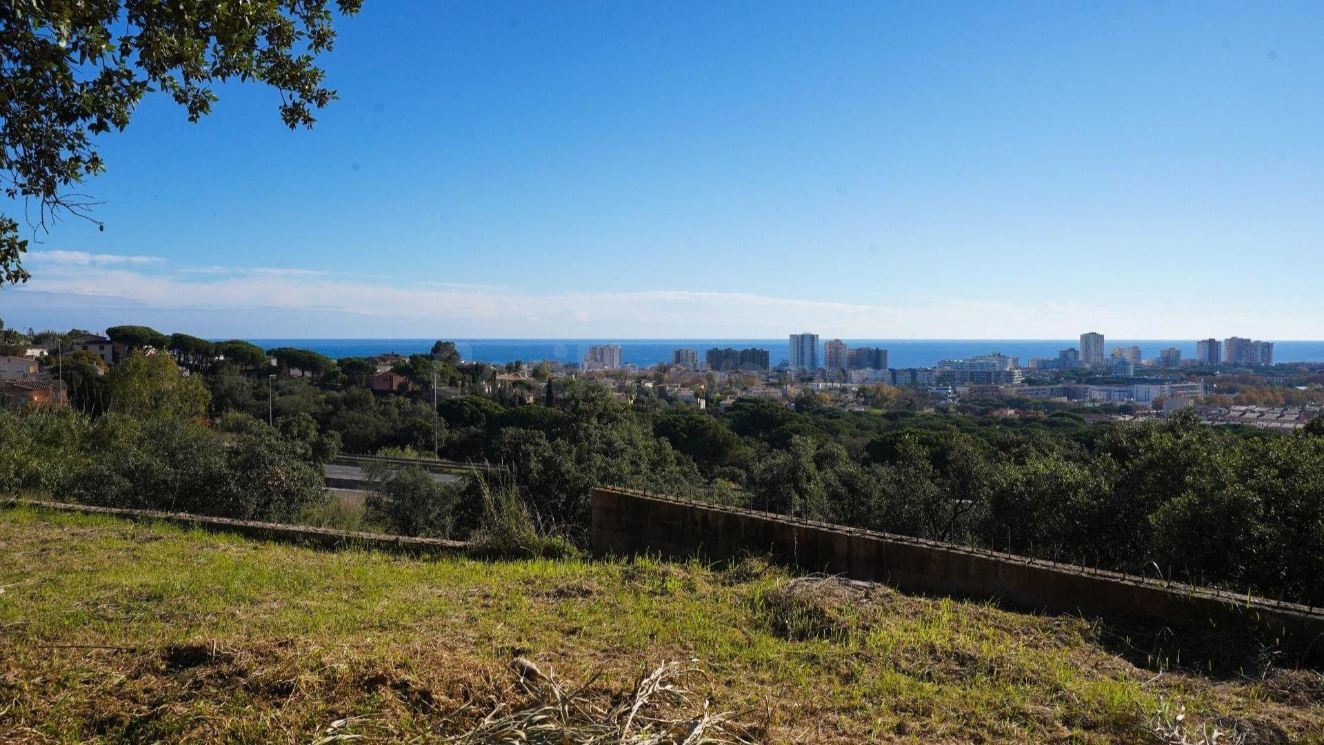 Parcela en venta en la urbanización de Puig Romaní de Platja d'Aro con vistas al mar y a la Vall d'Aro.