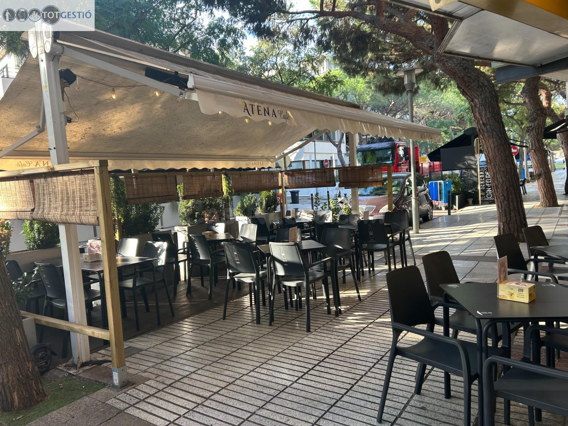 En venta  Local Bar - Restaurante alquilado con terraza en el centro de Playa de Aro, completamente equipado, con licencia - foto 2