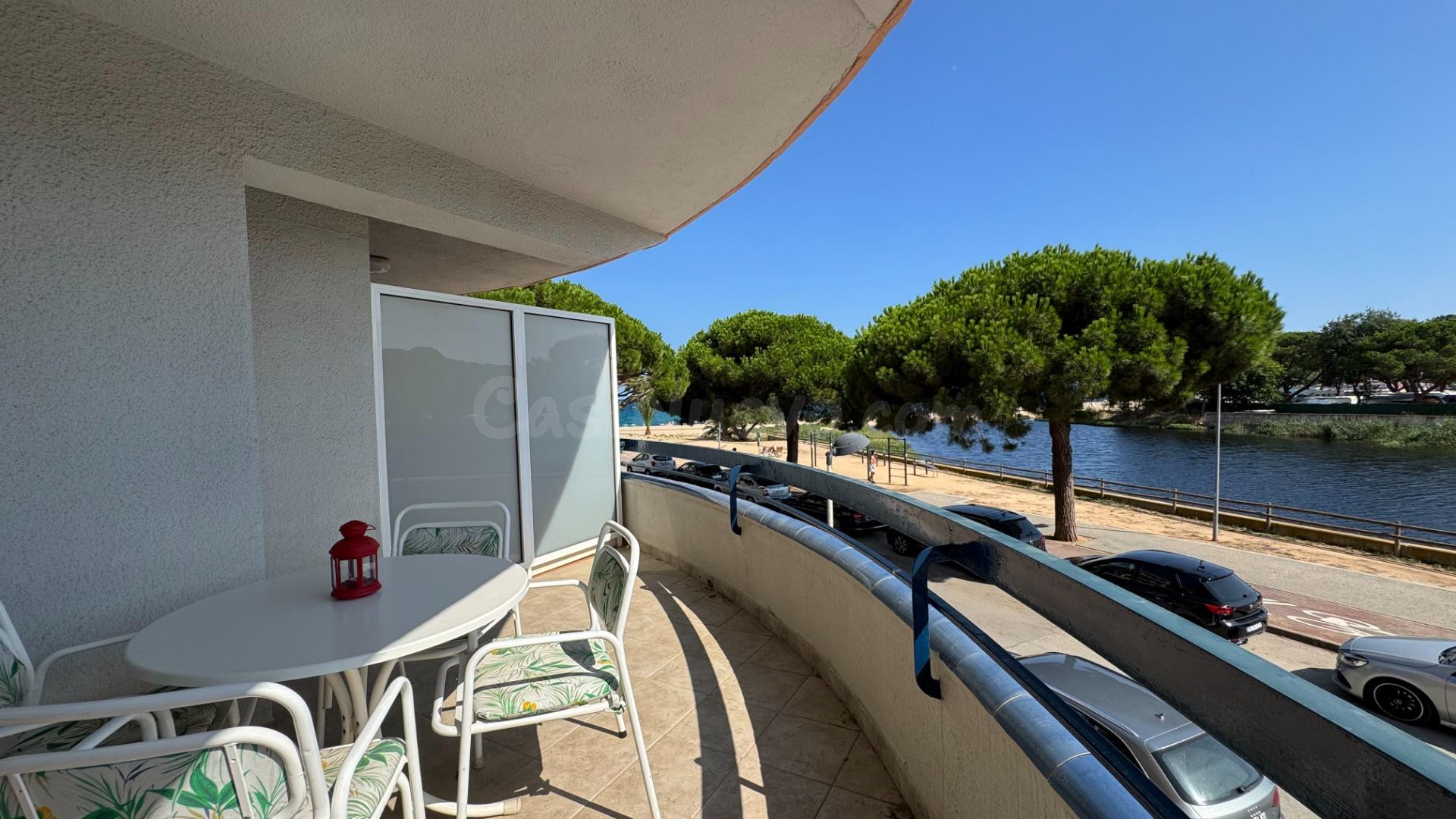 En venta , amplio piso en Platja D'Aro con terraza i vistas abiertas al mar a precio ajustado