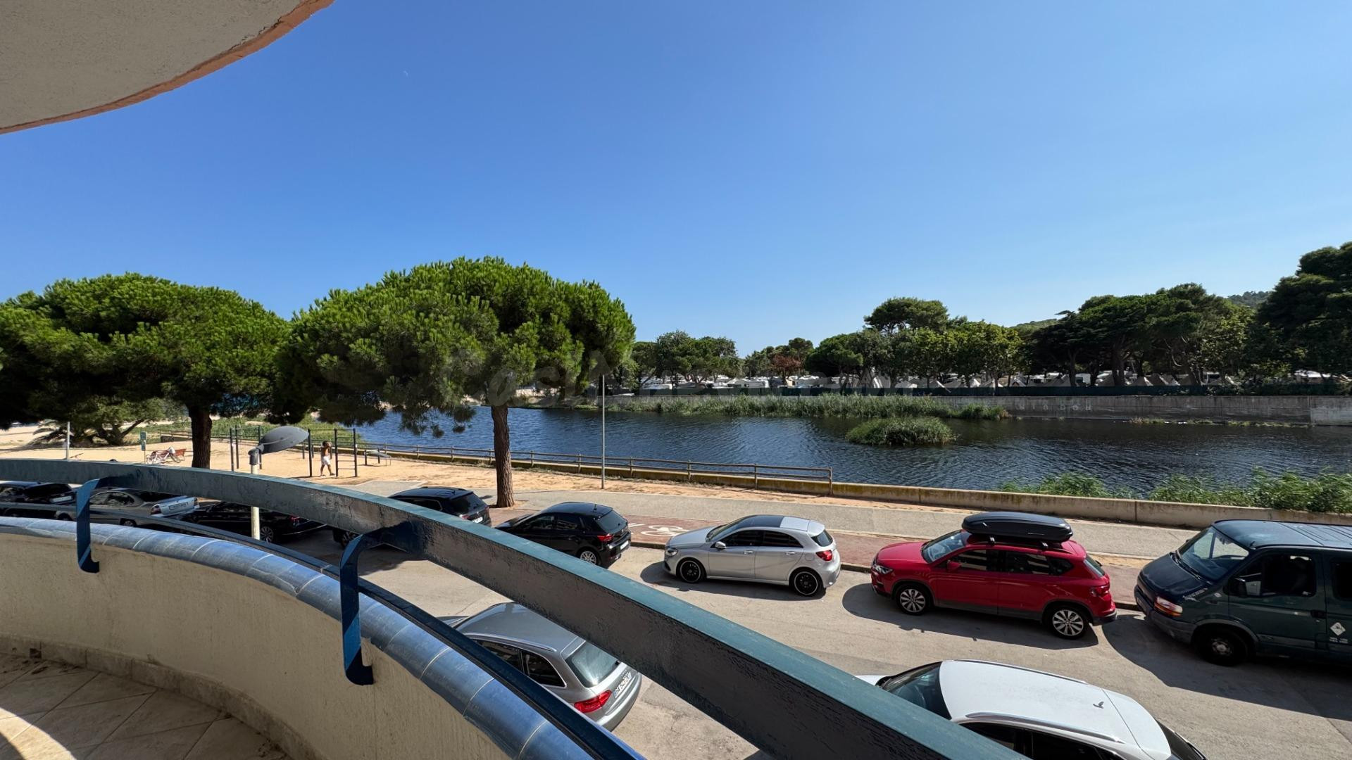 En venta , amplio piso en Platja D'Aro con terraza i vistas  - foto 2