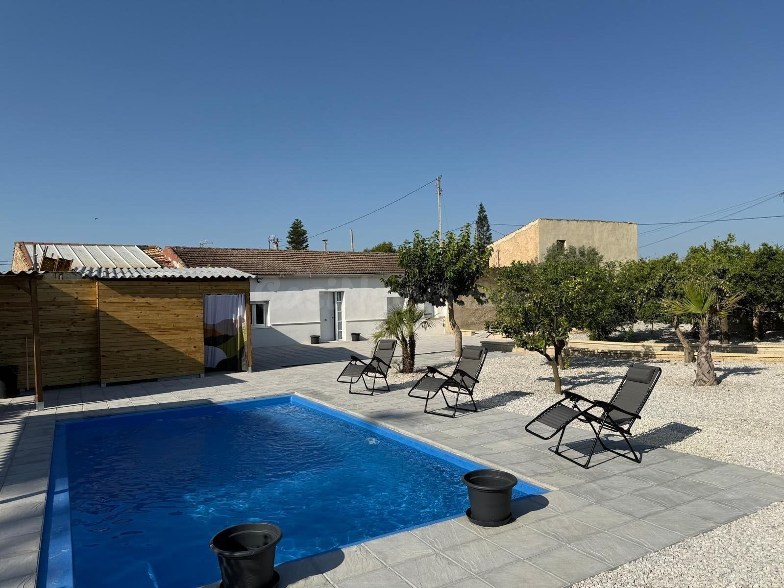 Chalet con piscina y árboles frutales - Los Montesinos