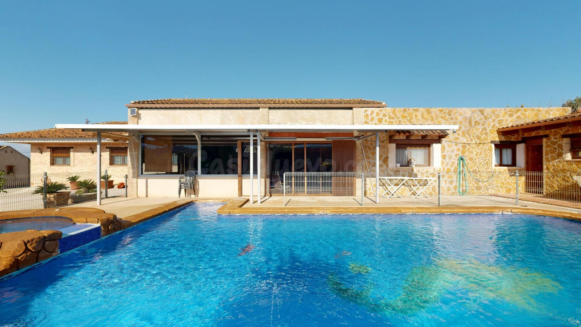 EXCLUSIVA FINCA DE 2000m2 CON DOS VIVIENDAS Y PISCINA EN TOR