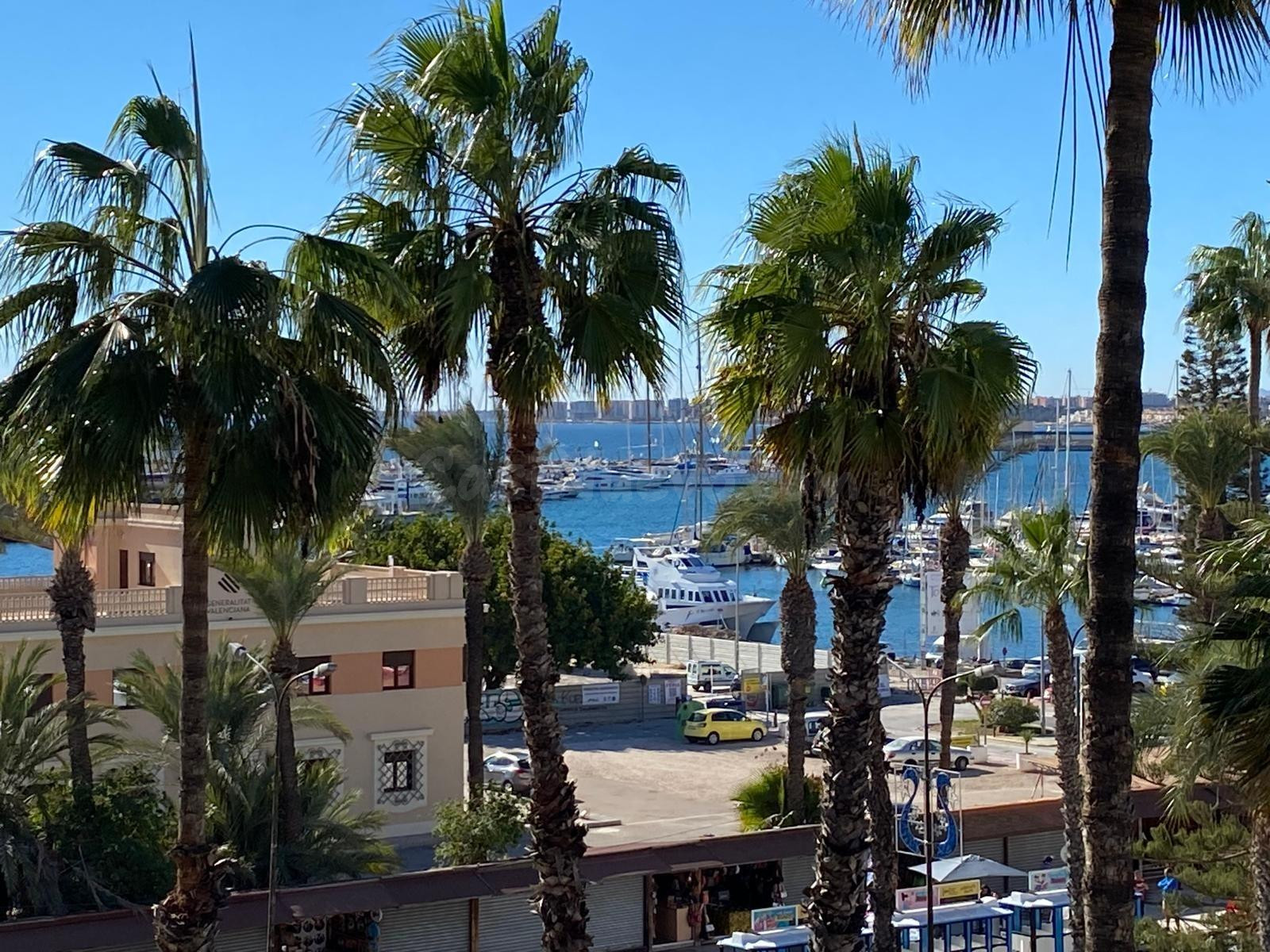 "¡Tu nuevo hogar con vistas al puerto! Amplio piso de 3 dorm - foto 3