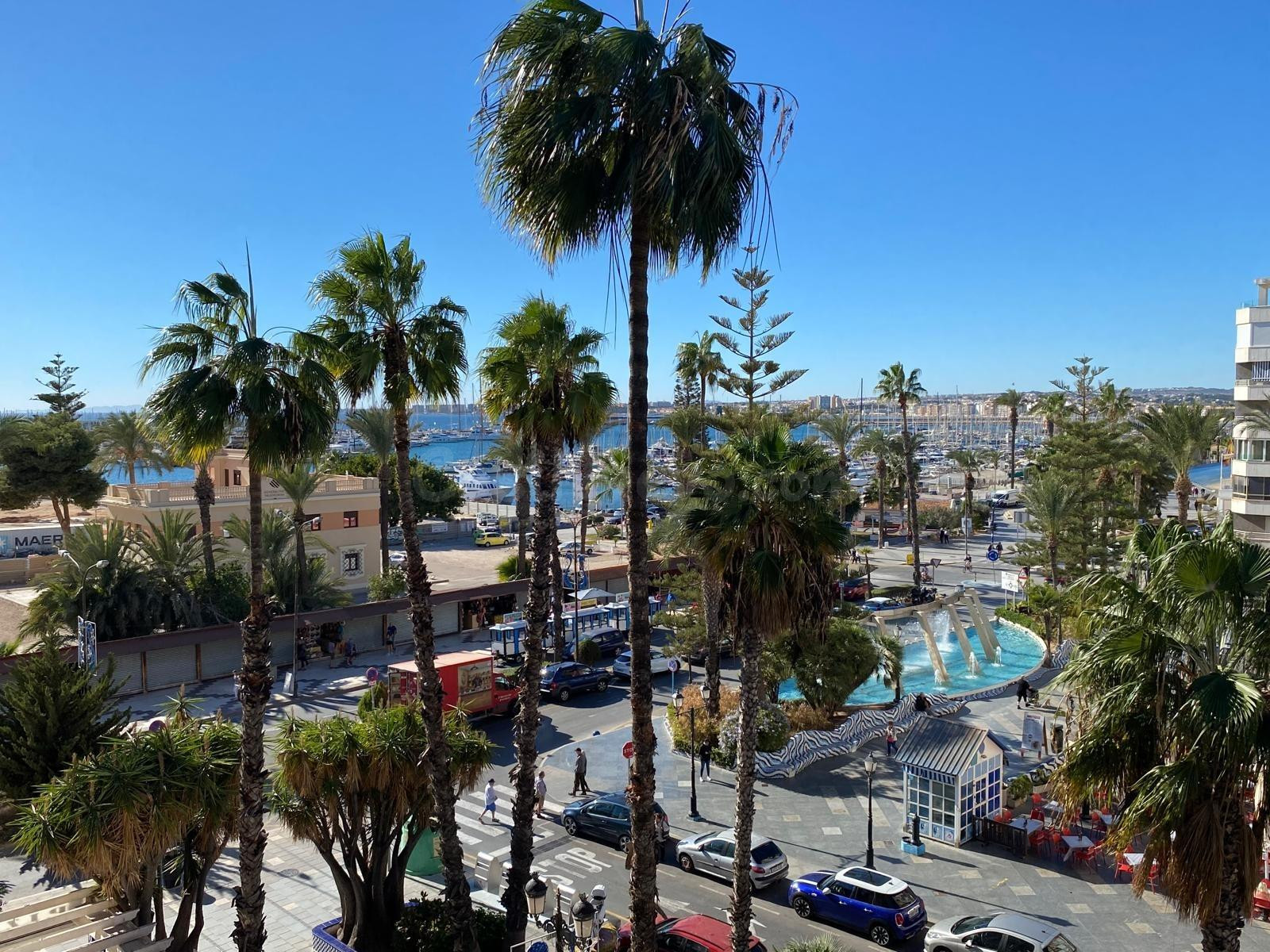 "¡Tu nuevo hogar con vistas al puerto! Amplio piso de 3 dorm - foto 5