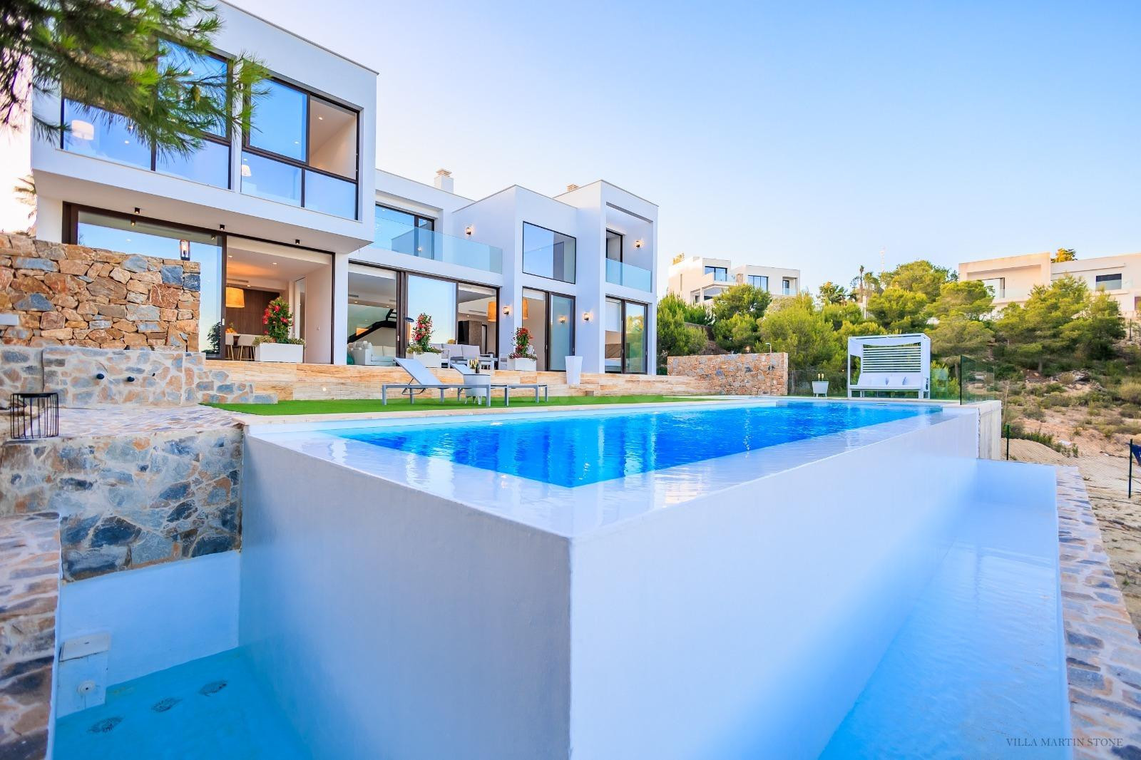"Tu Paraiso Exclusivo: Villa de Lujo con 4 Dormitorios, 4 baños y Piscina Privada"
