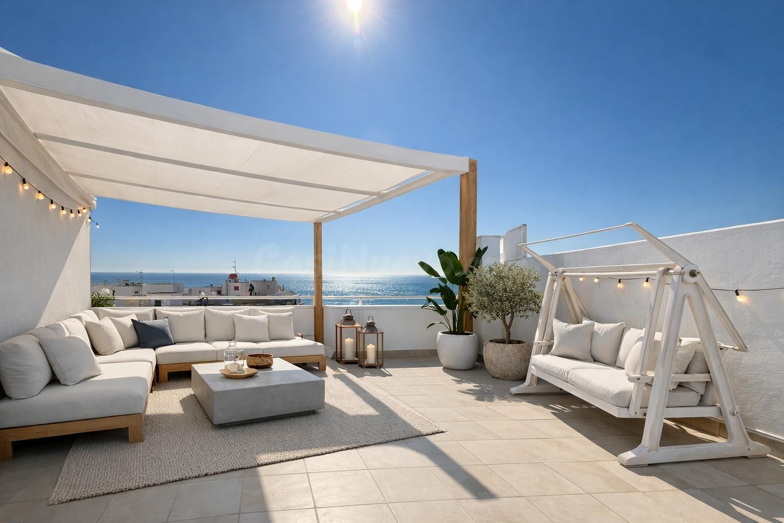 "Ático Exclusivo: 3 Dormitorios, 2 Baños y Gran Solárium Privado con Impresionantes Vistas al Mar"