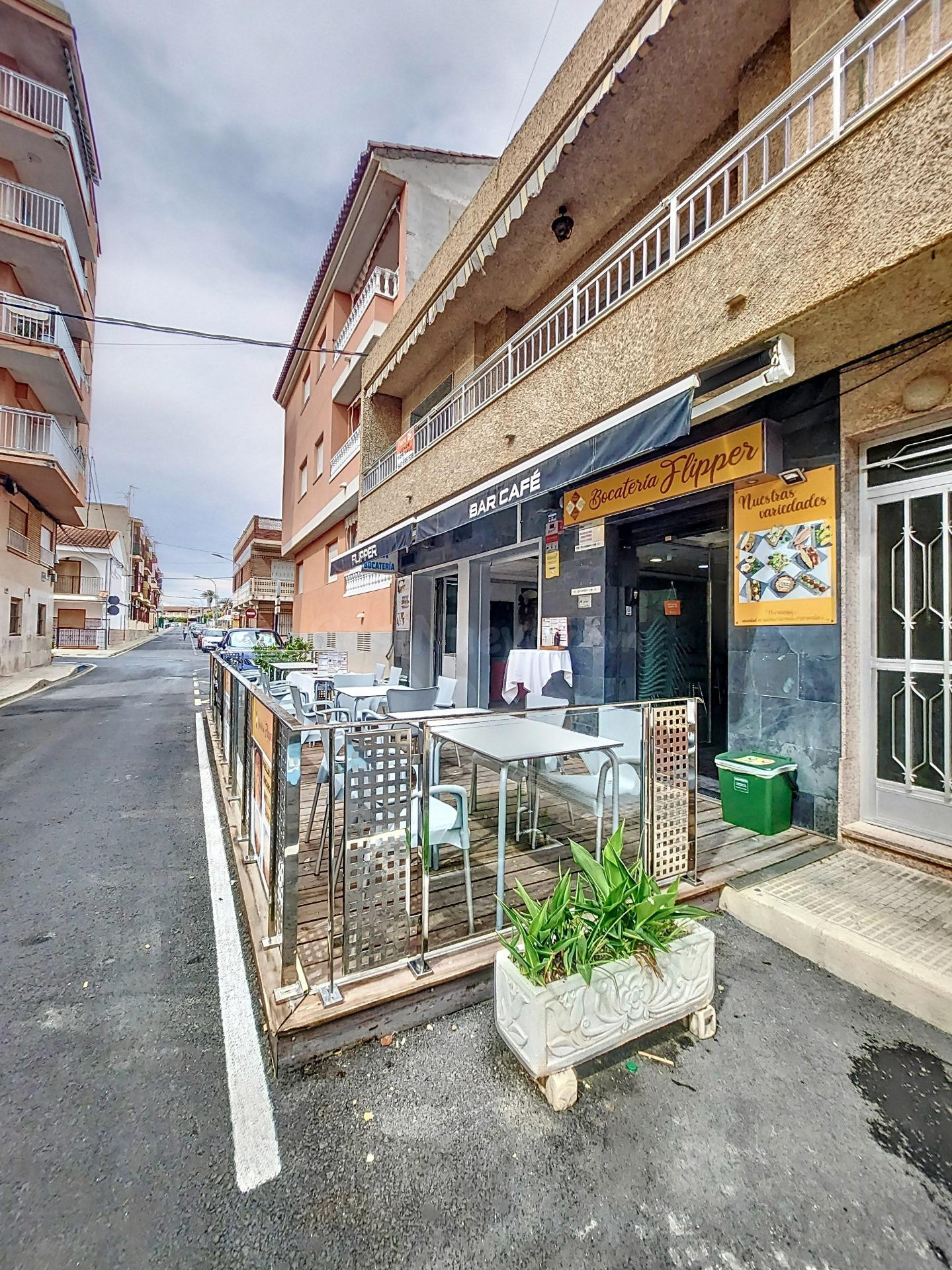 BAR CON TERRAZA LO PAGAN