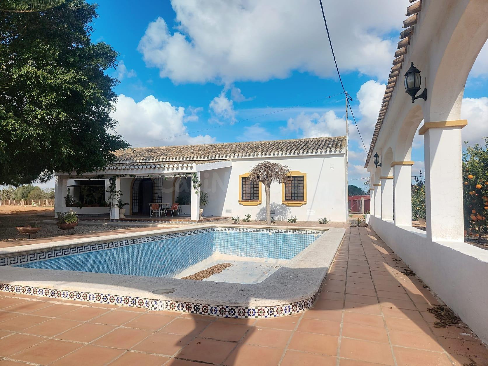 FINCA RUSTICA  CON CASA Y PISCINA