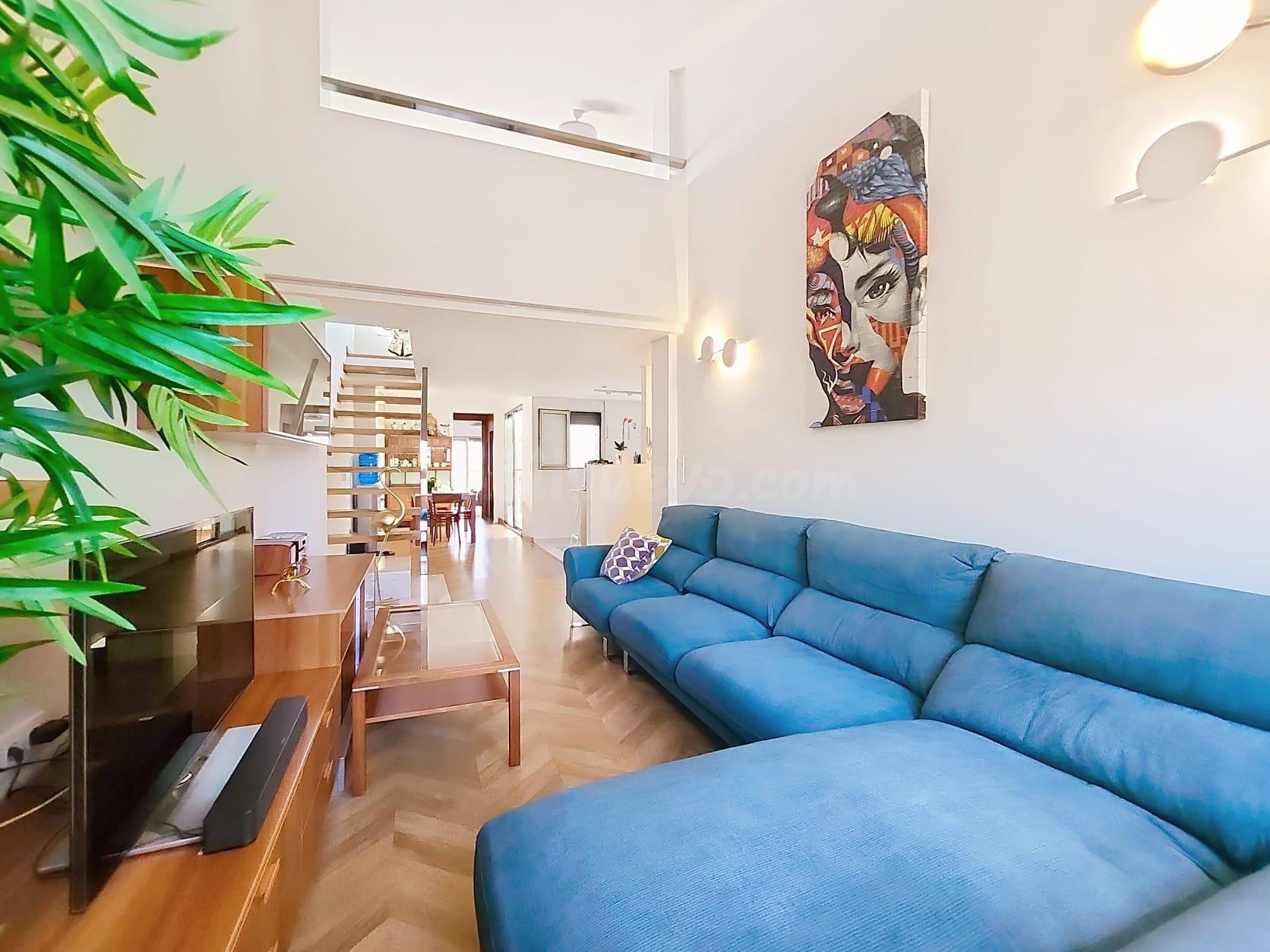 ¡TODO REFORMADO! CASA CON AMPLIO GARAJE Y LOCAL COMERCIAL