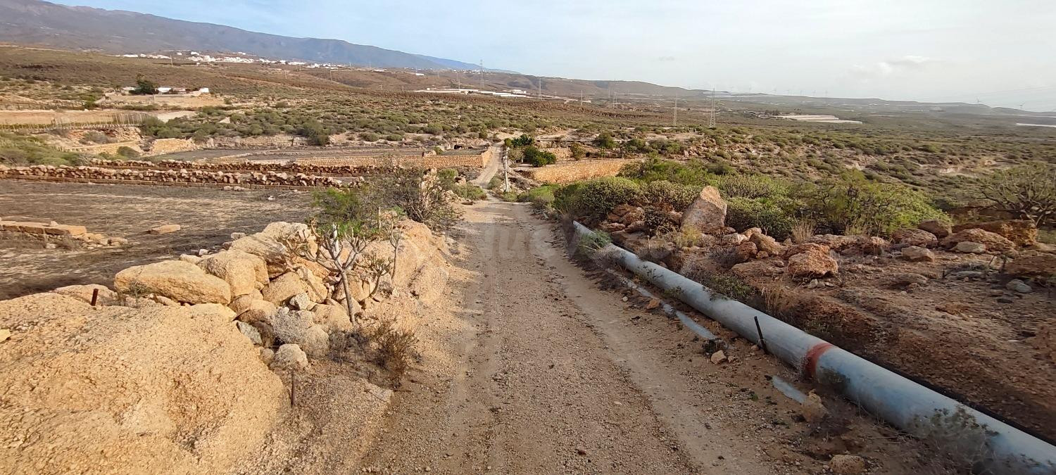 Terreno rústico con cuevas, tanque de agua y cultivo en Chimiche, Granadilla de Abona. - foto 2