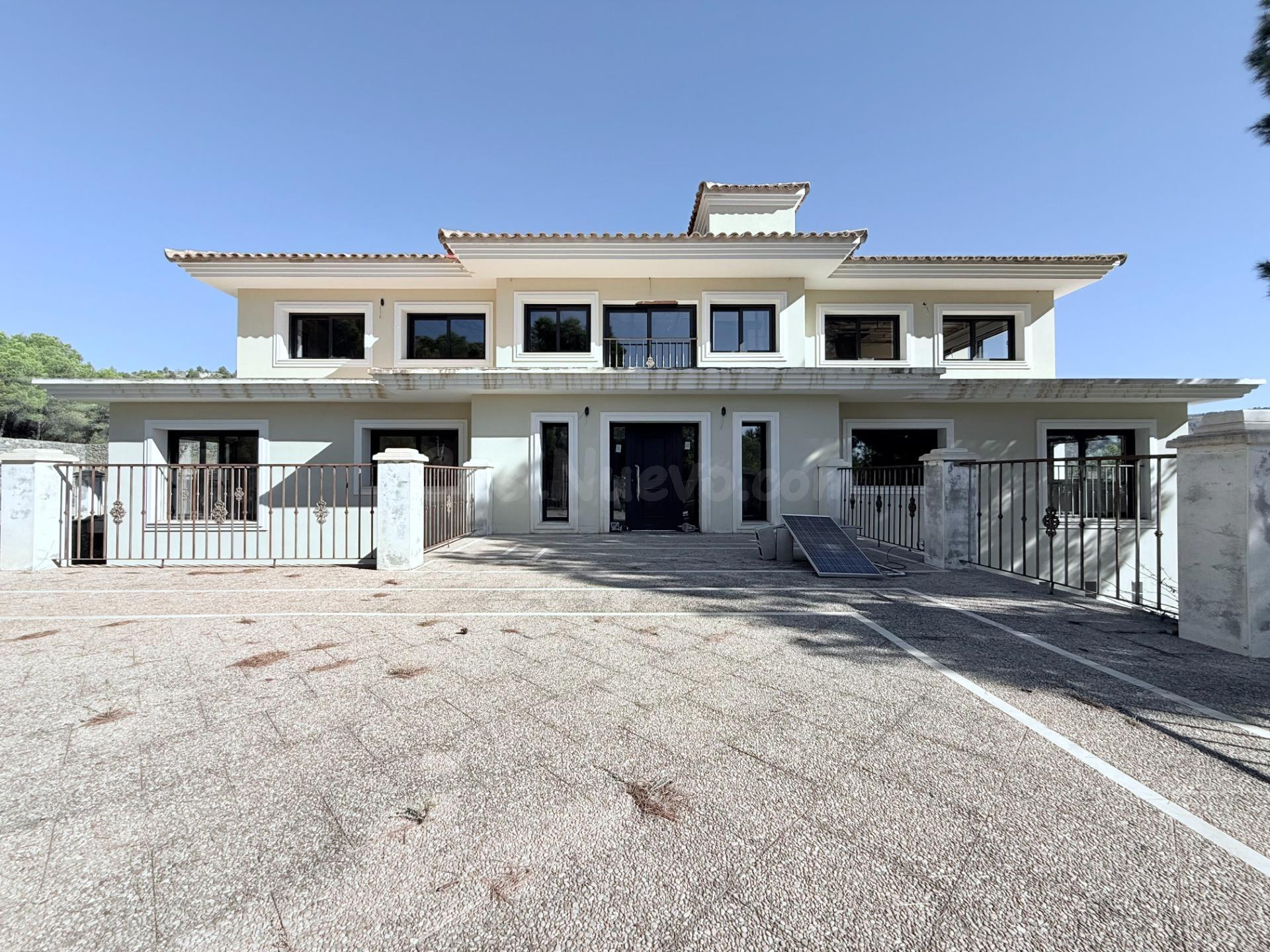 🏡 Villa con gran parcela, piscina y caballerizas en Polop – Una oportunidad única para crear tu sueño