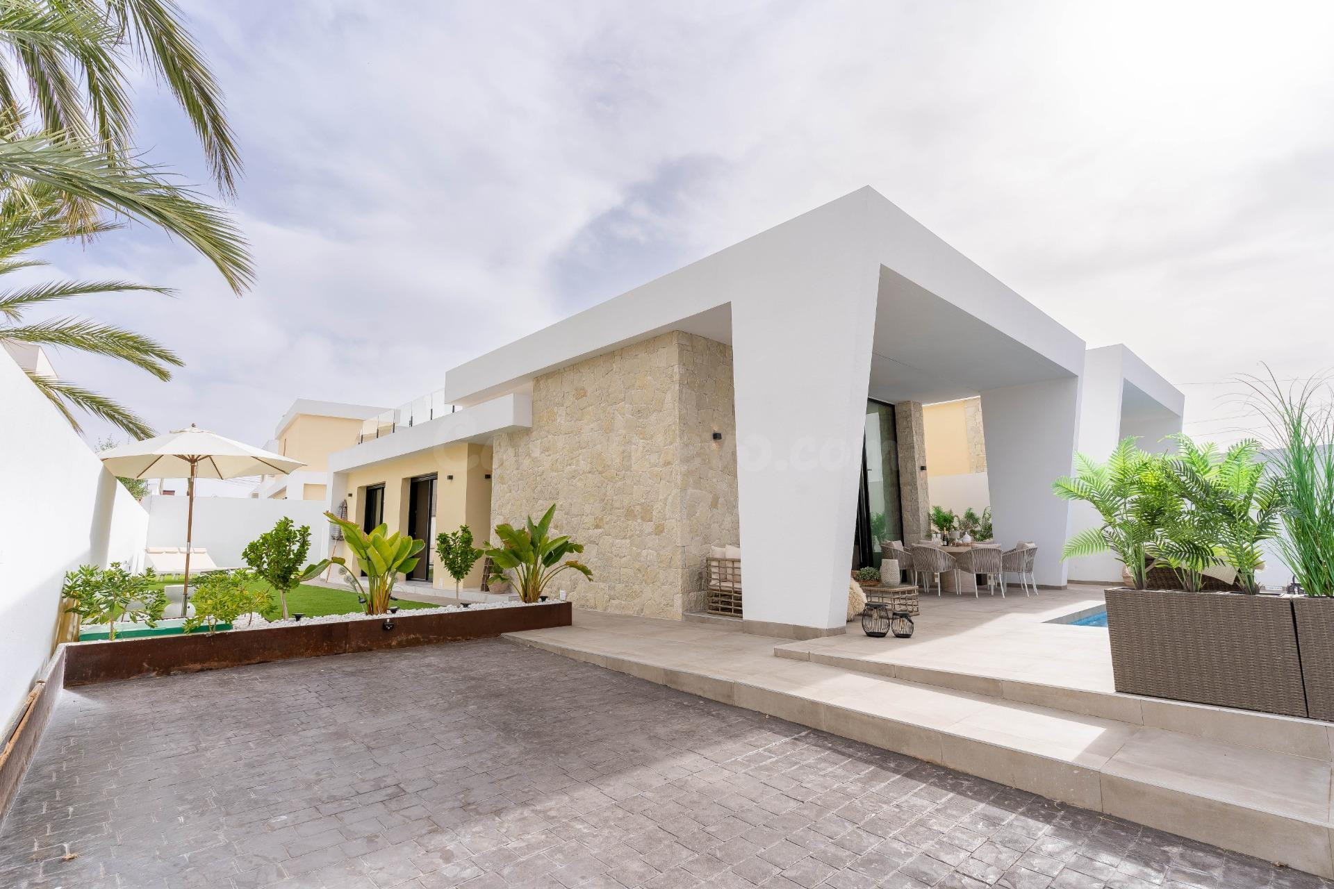 Villa Moderna con Estilo Escandinavo y Vistas a la Laguna Rosa – Torreta, Torrevieja