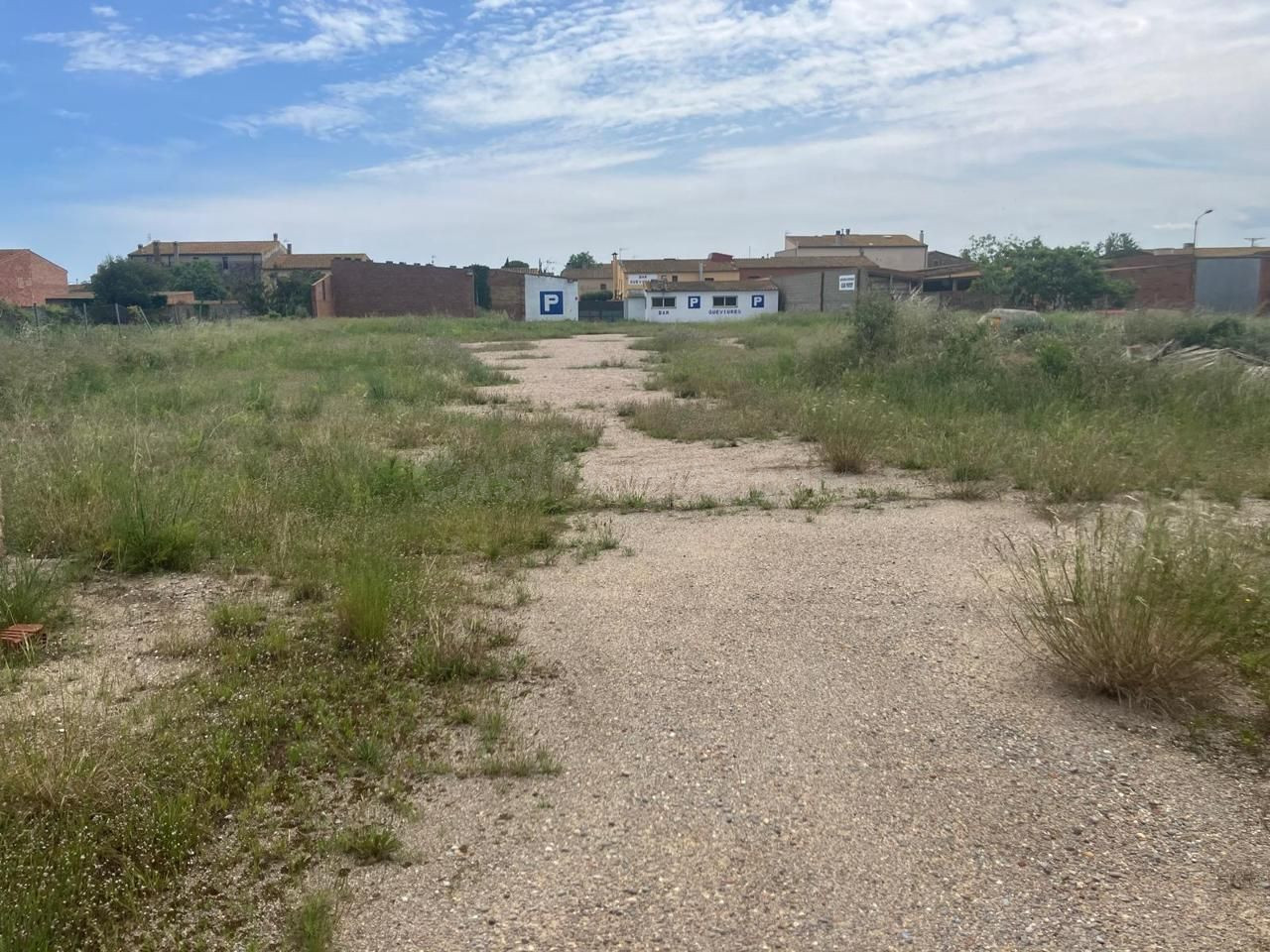 Terreno urbanizable con nave y oficinas en Vilamacolum (Girona)
