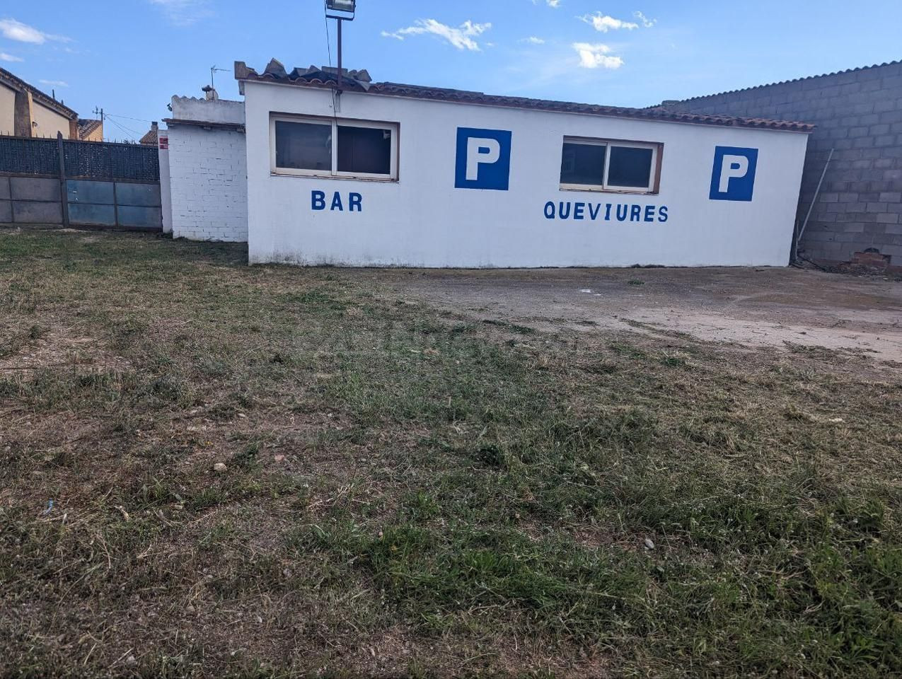 Terreno urbanizable con nave y oficinas en Vilamacolum (Girona) - foto 2
