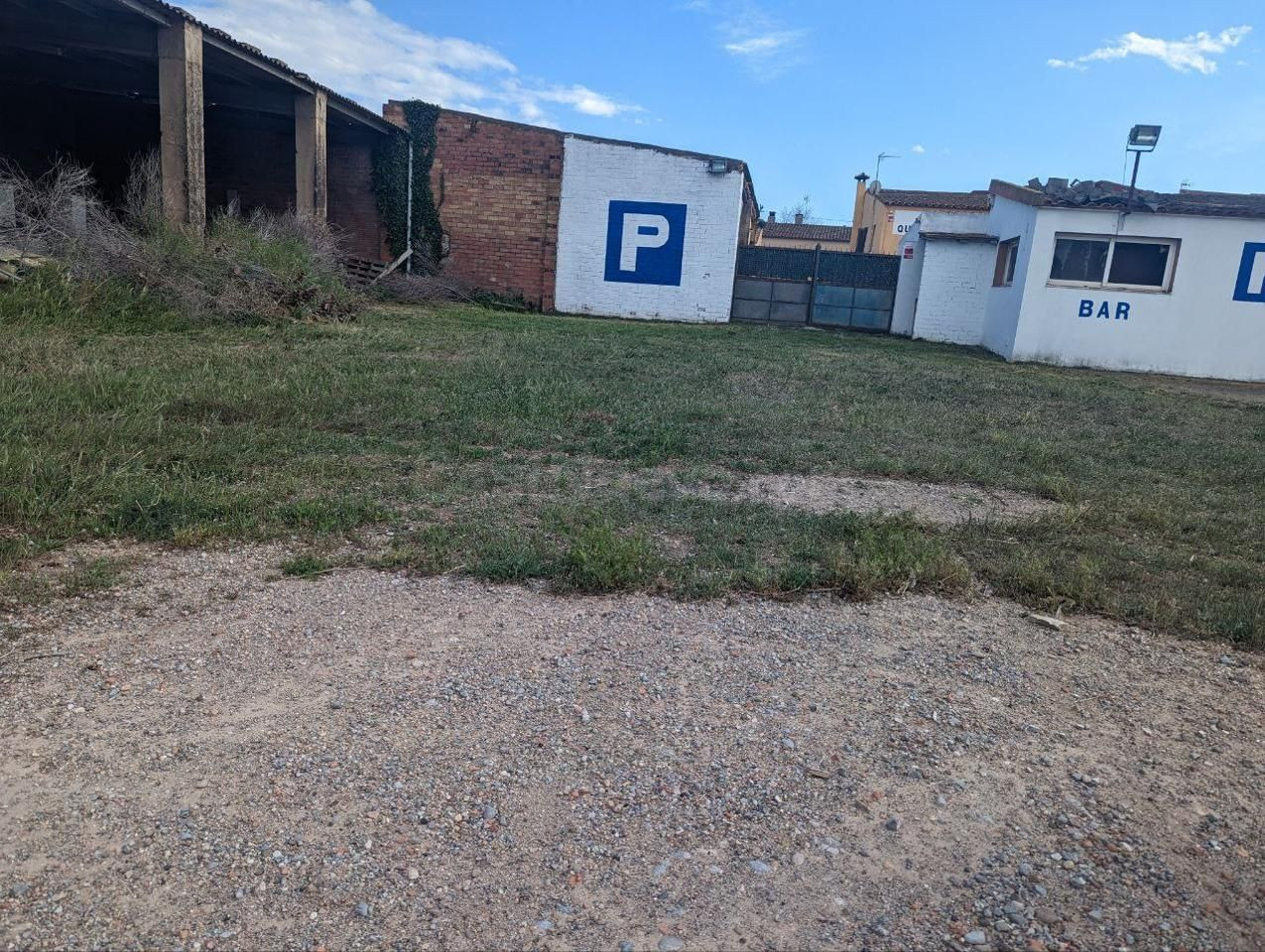 Terreno urbanizable con nave y oficinas en Vilamacolum (Girona) - foto 3