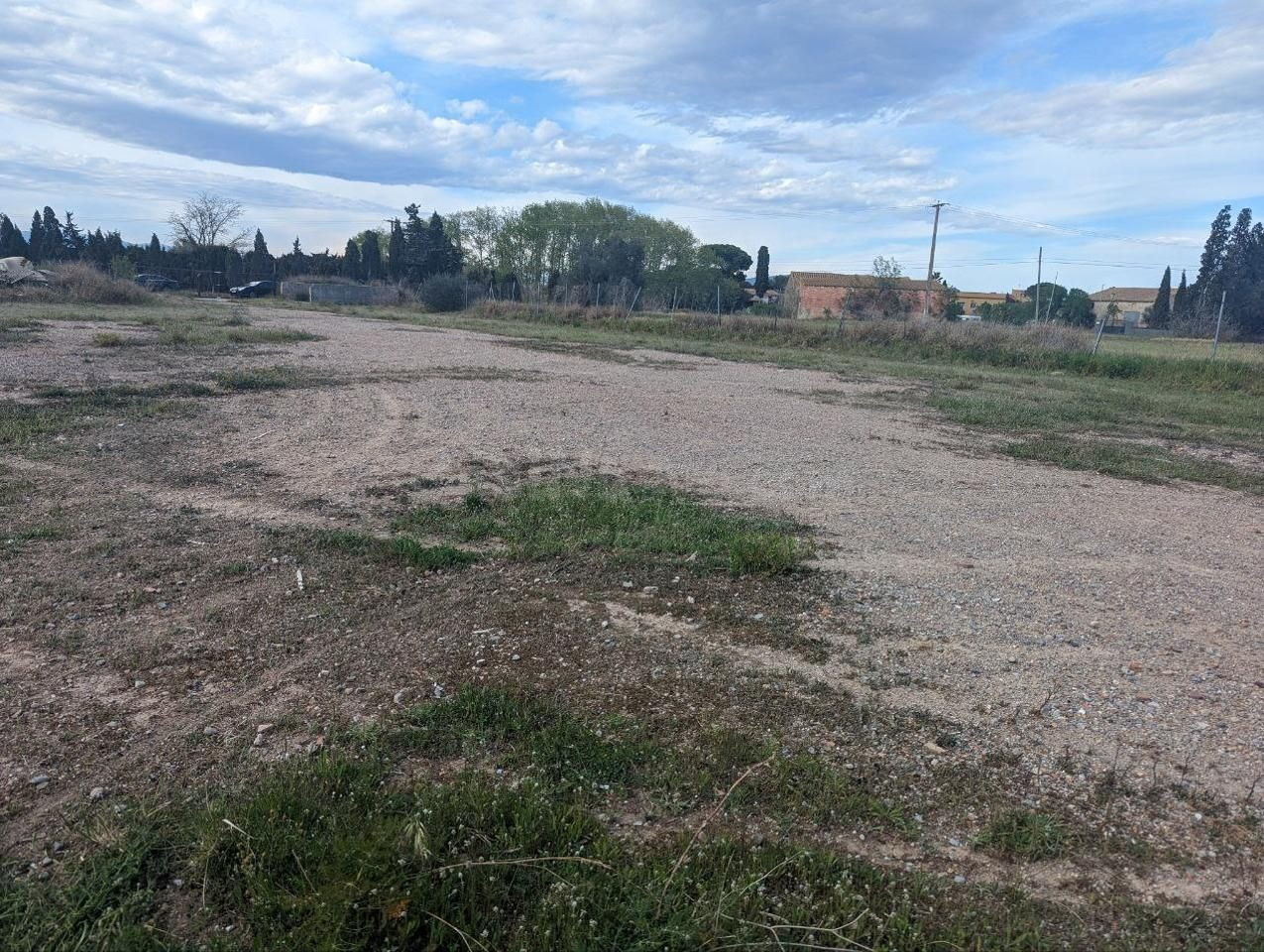 Terreno urbanizable con nave y oficinas en Vilamacolum (Girona) - foto 4