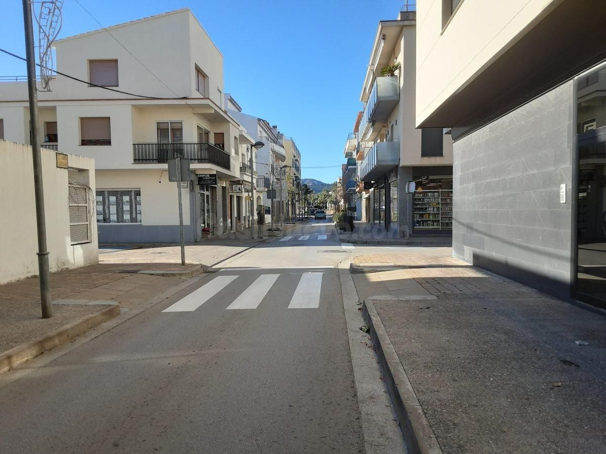 CARNICERIA EQUIPADA EN LLANÇÀ - ZONA PUERTO