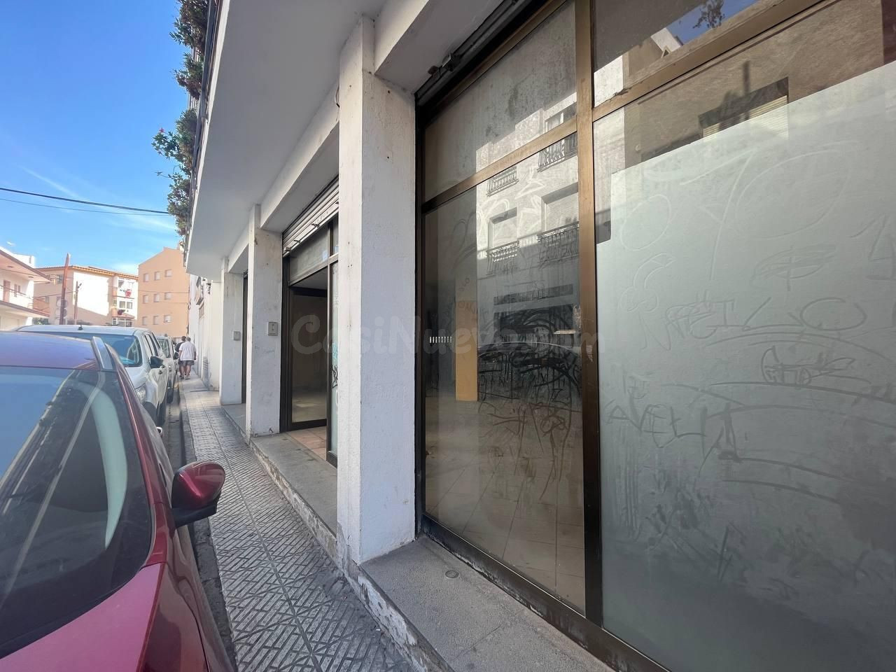 LOCAL EN VENTA EN LA ZONA COMERCIAL DE LLANÇÀ!